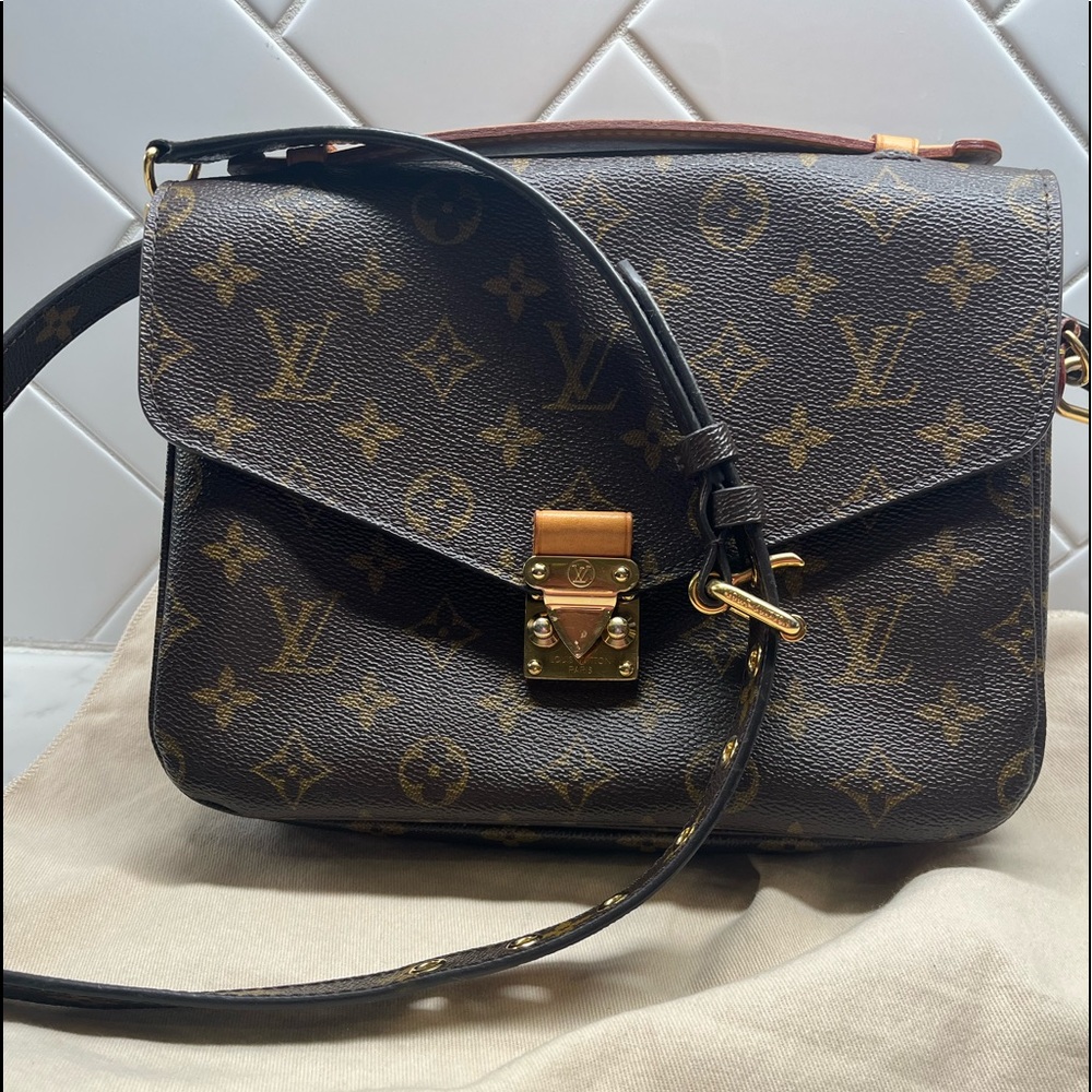 AUTHENTIC Louis Vuitton Pochette Metis. Beautiful bag!